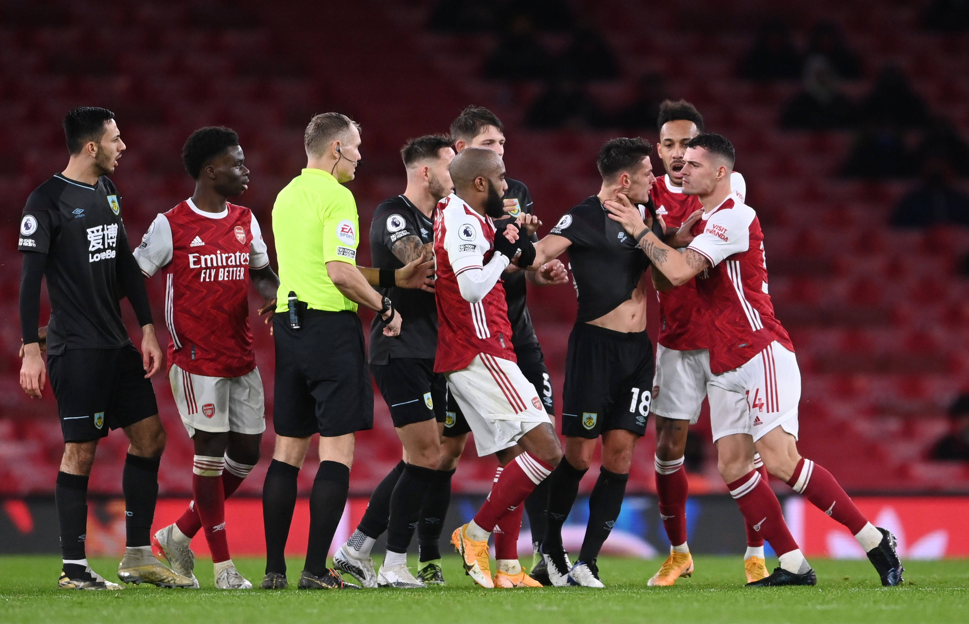 队报：大巴黎上诉成功，卢卡斯肘击染红禁赛减至两场（队报：巴黎申诉得手，卢卡斯肘击红牌停赛降至两场）